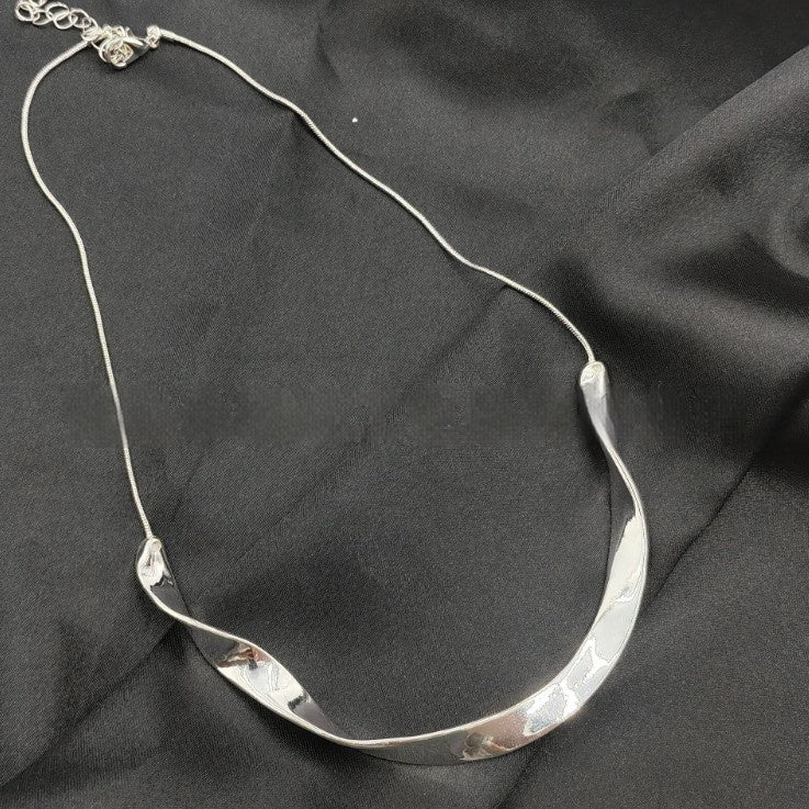 A Niche Design-forward Silver Twisted-wave Necklace