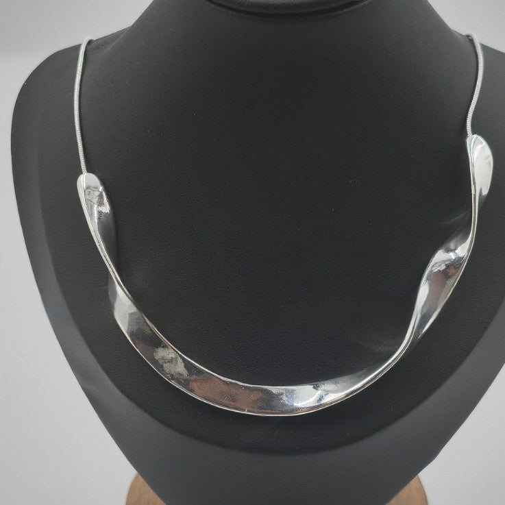 A Niche Design-forward Silver Twisted-wave Necklace