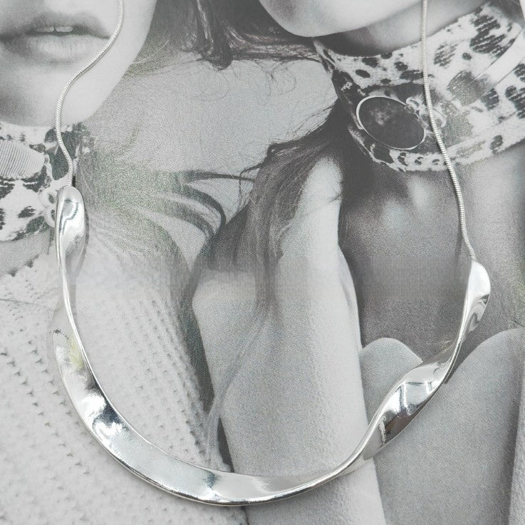 A Niche Design-forward Silver Twisted-wave Necklace