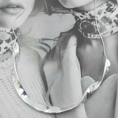 A Niche Design-forward Silver Twisted-wave Necklace