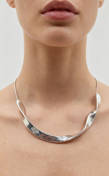 A Niche Design-forward Silver Twisted-wave Necklace