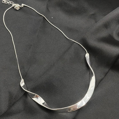 A Niche Design-forward Silver Twisted-wave Necklace