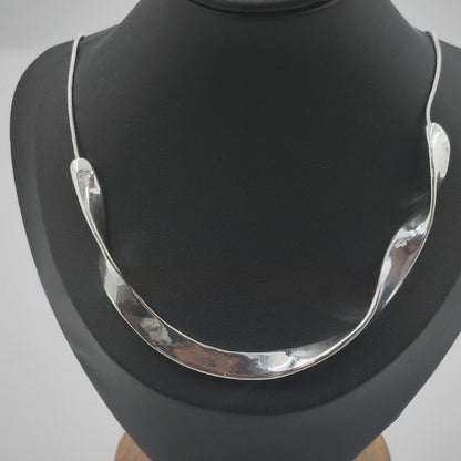 A Niche Design-forward Silver Twisted-wave Necklace